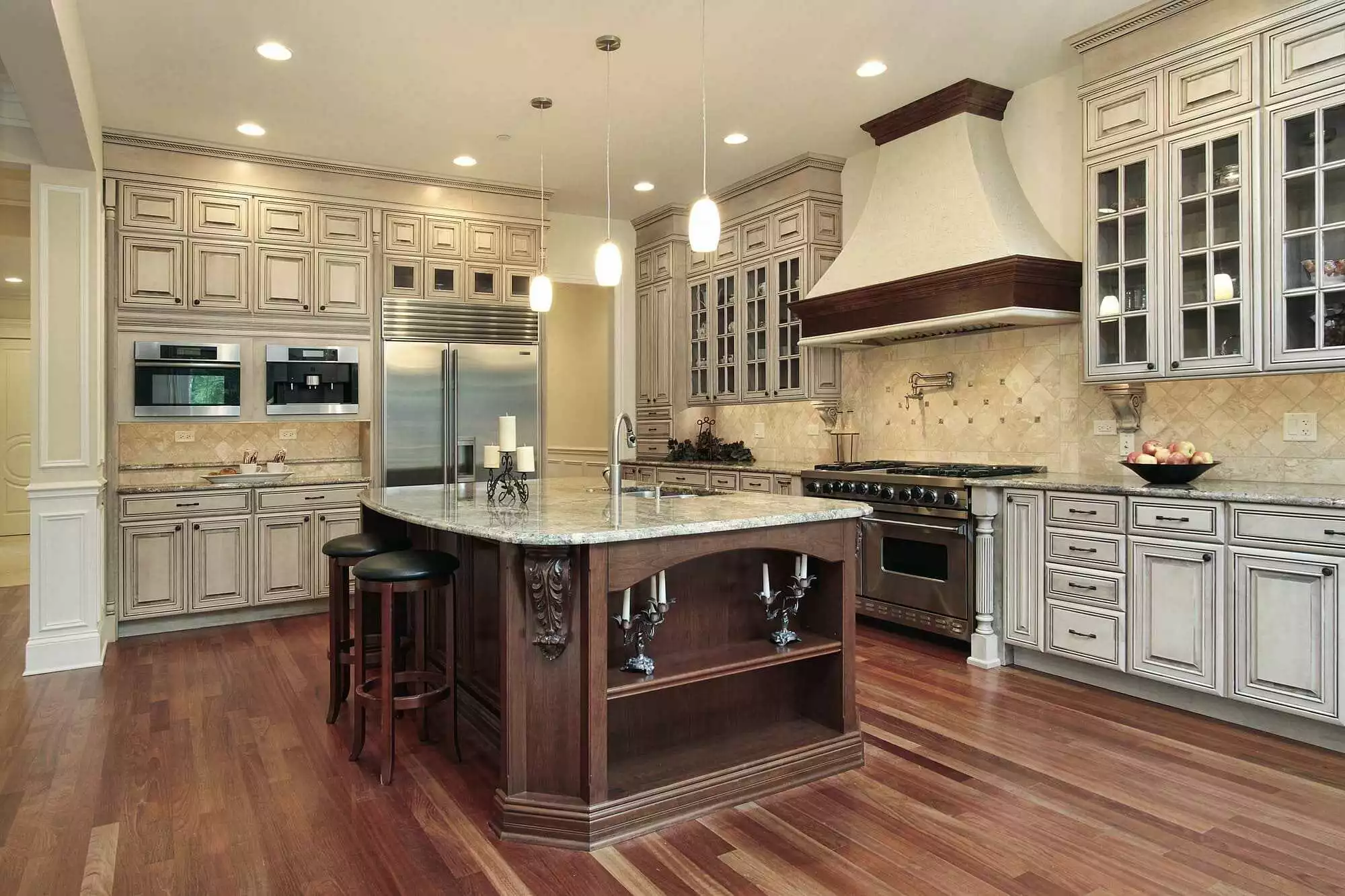 Custom closet and backsplash design in Athens, TN